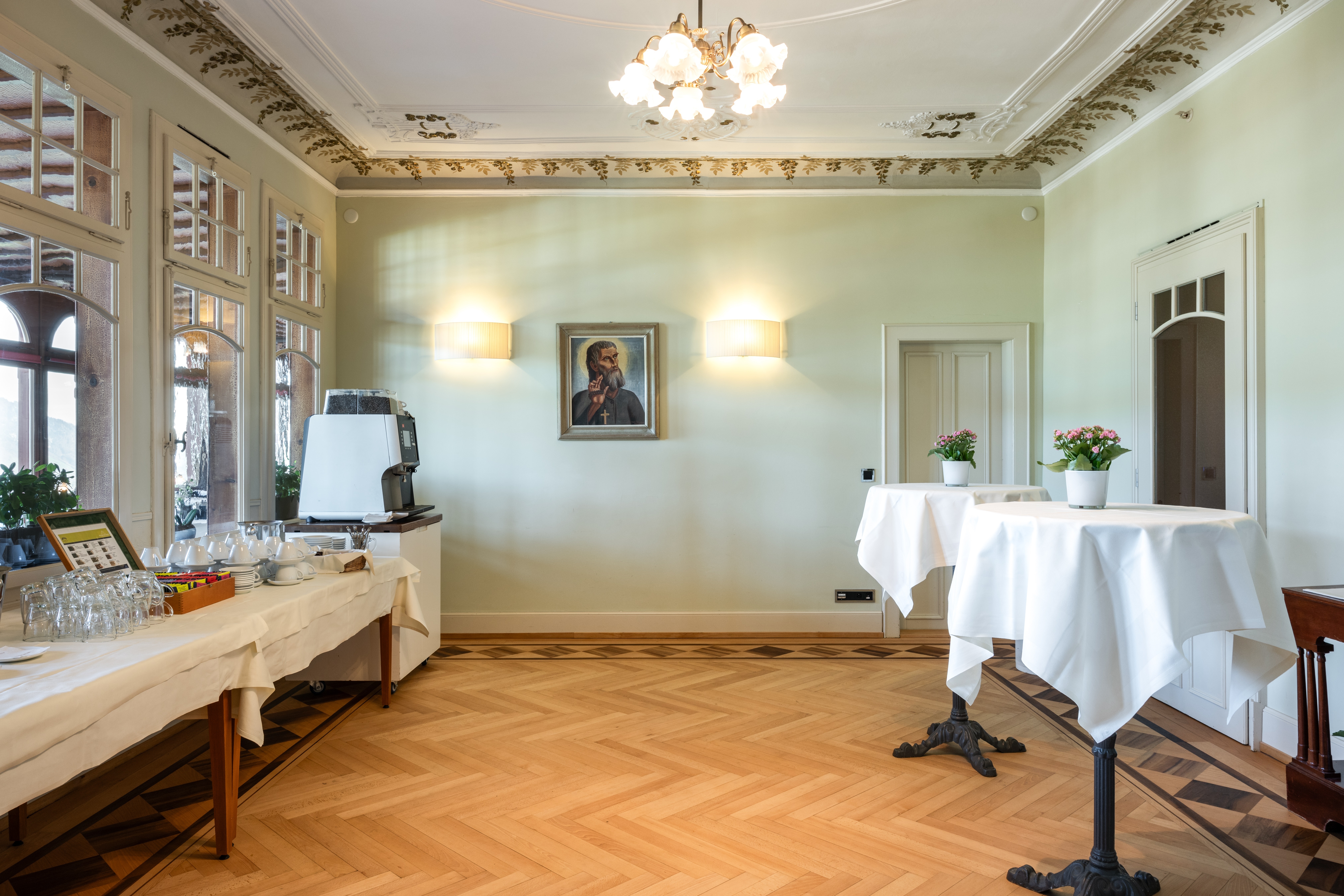 Damensalon neu bearbeitet